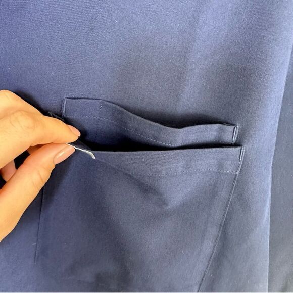 Figs Men's Leon Three Pocket Scrub Top in Navy Size XXL - Picture 6 of 10